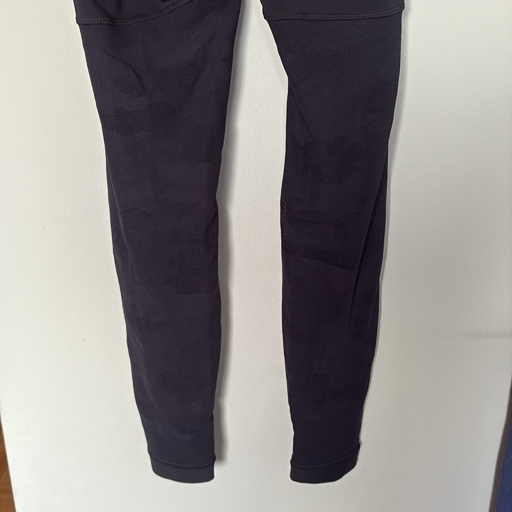 Lululemon leggings size 4 - Picture 6 of 9